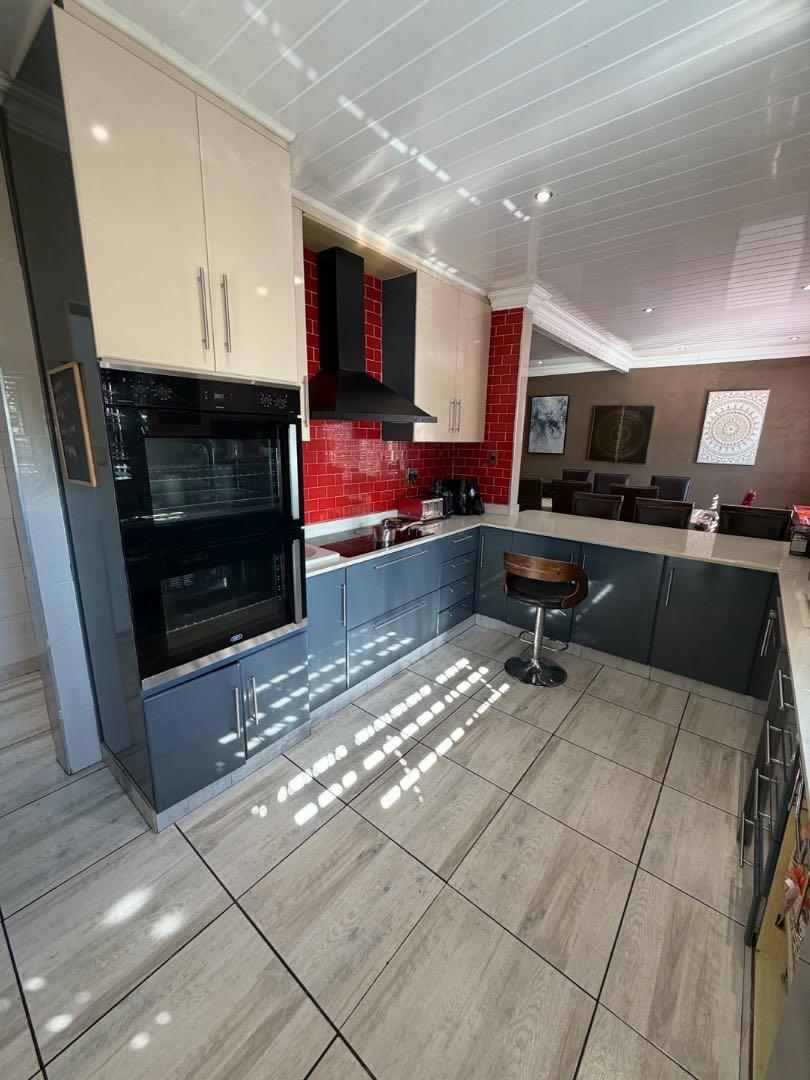 5 Bedroom Property for Sale in Elim Western Cape